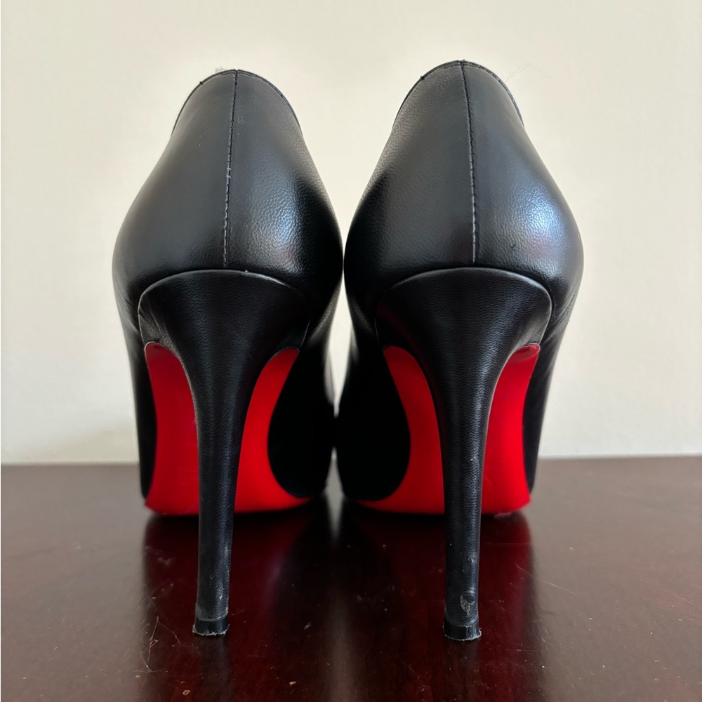 Christian Louboutin Round Toe Pumps in Black Leather